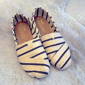 Stopped blue cream Tom’s